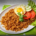 Tips Tetap Sehat Saat Terpaksa Sahur dengan Mi Instan