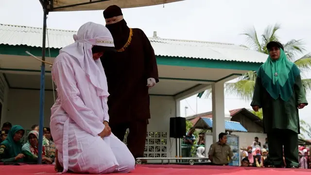 Eksekusi Pasangan Dicambuk di Banda Aceh, Ternyata Mesum Sambil Live TikTok. foto: ist