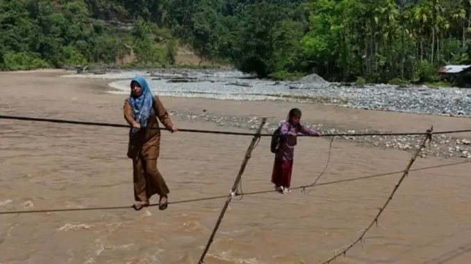 Viral! Perjuangan Siswa dan Guru di Aceh Meniti Sisa Jembatan Rusak . foto: ist